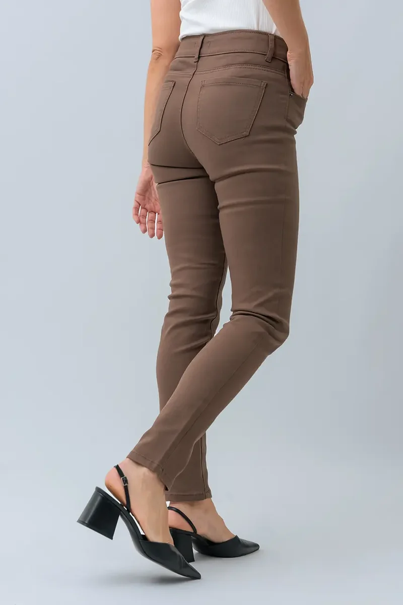 Le jeans étroit coloré sculptant