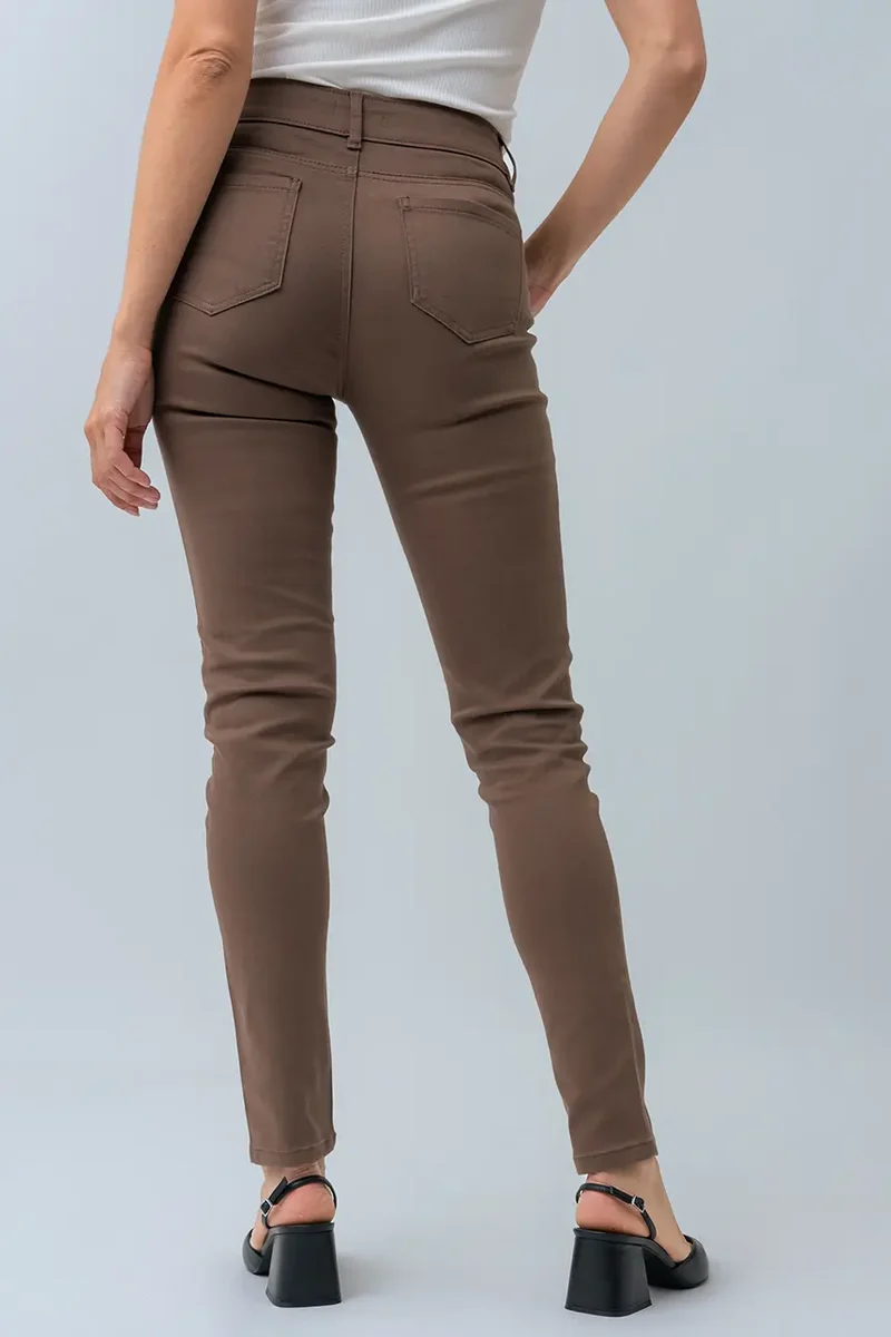 Le jeans étroit coloré sculptant