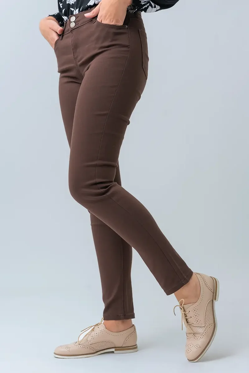 Le jeans étroit coloré sculptant