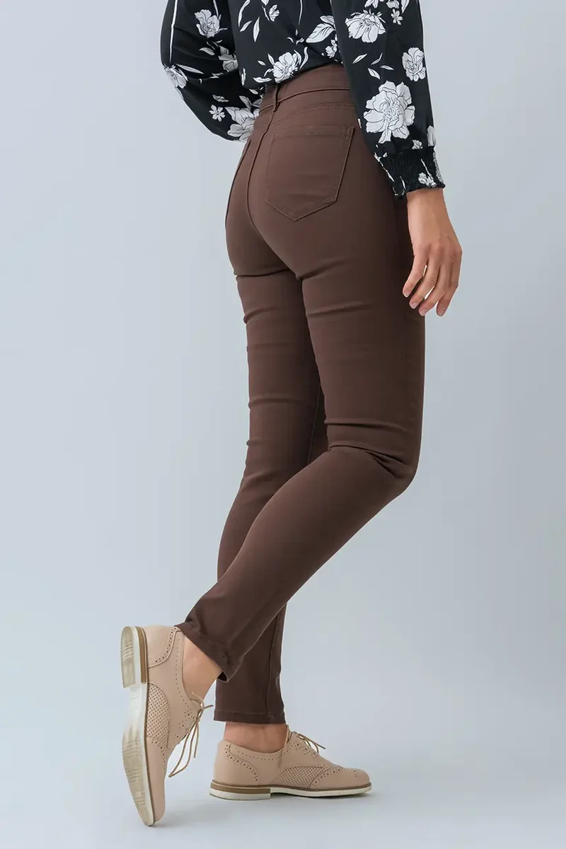 Le jeans étroit coloré sculptant