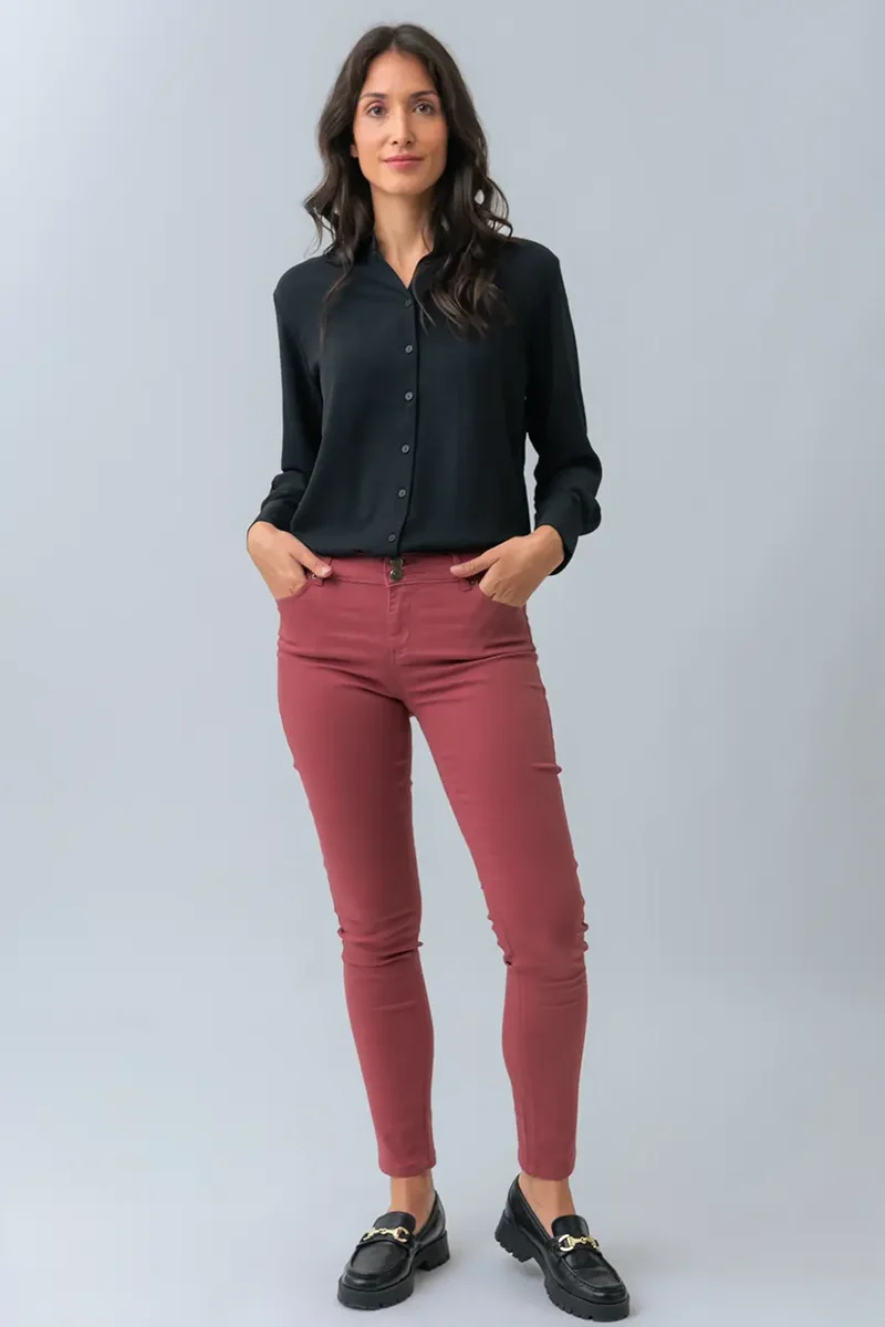 Le jeans étroit coloré sculptant