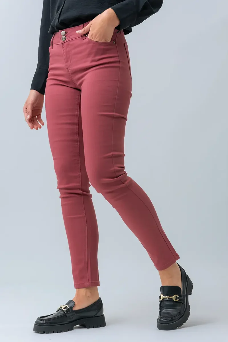 Le jeans étroit coloré sculptant