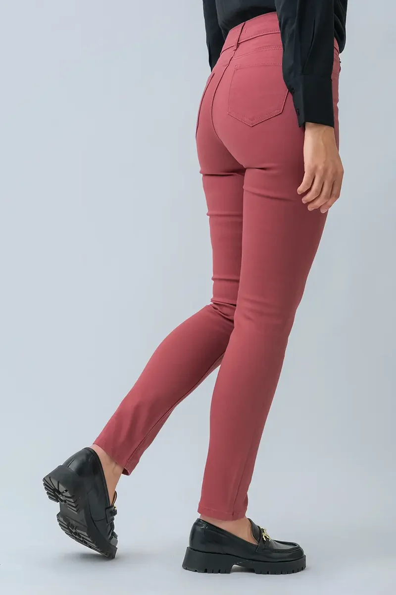Le jeans étroit coloré sculptant