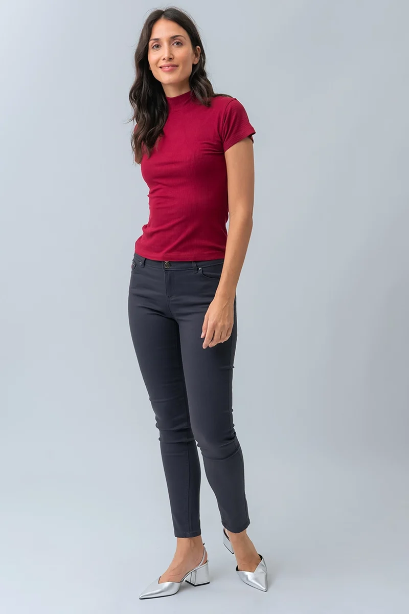 Le jeans étroit coloré sculptant