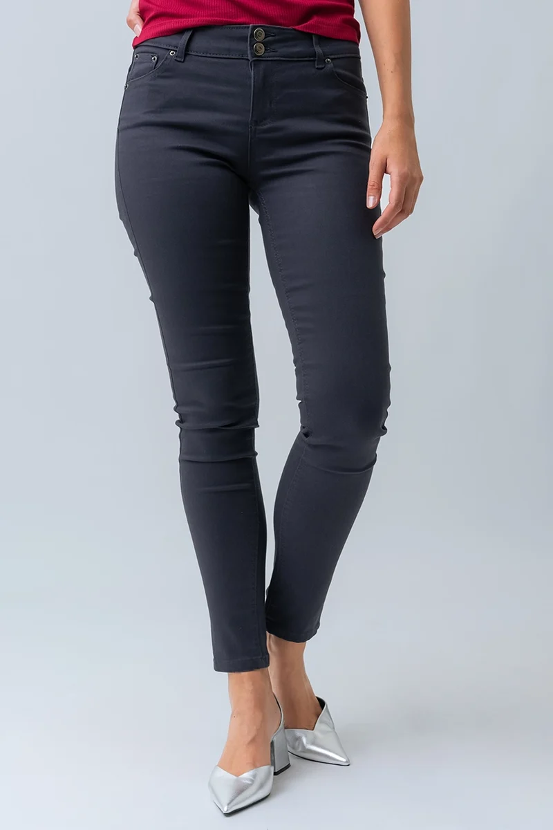 Le jeans étroit coloré sculptant