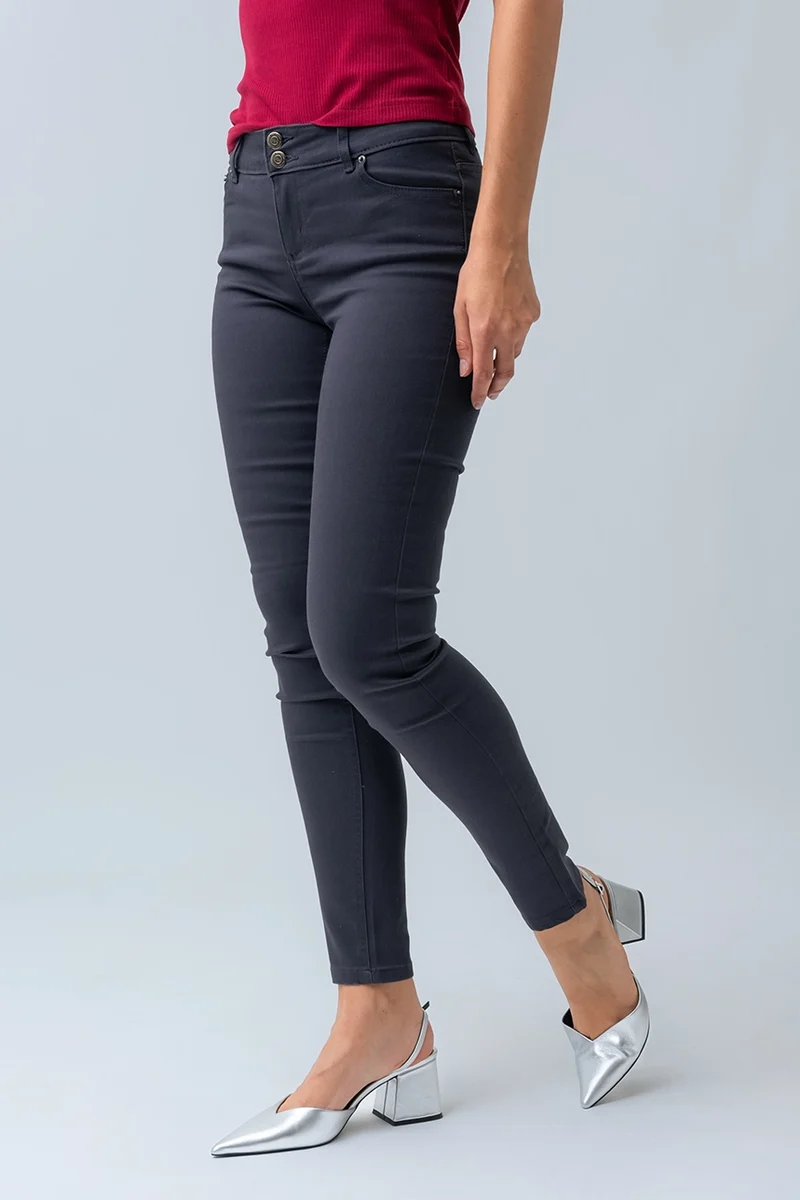 Le jeans étroit coloré sculptant