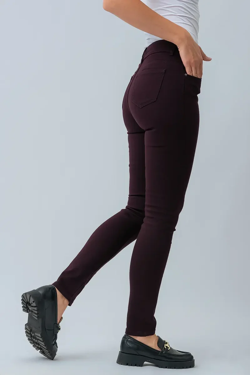 Le jeans étroit coloré sculptant