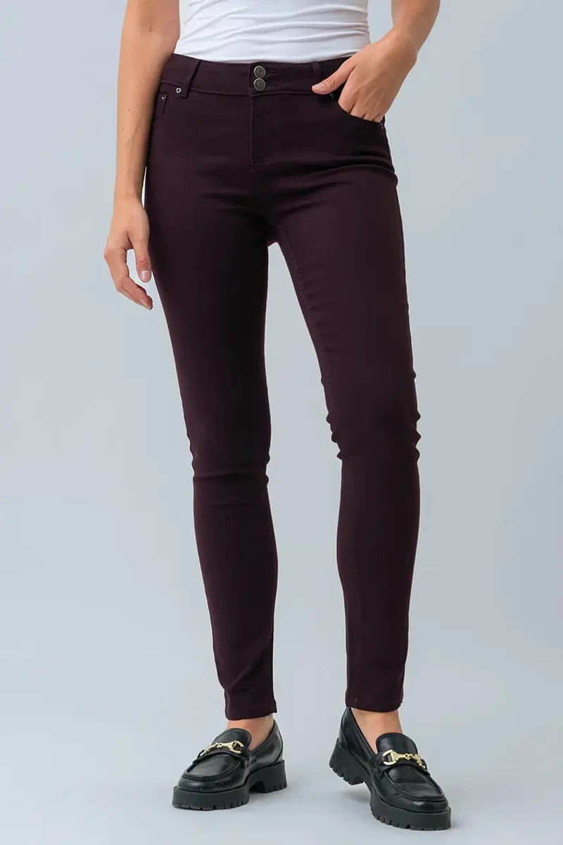 Le jeans étroit coloré sculptant
