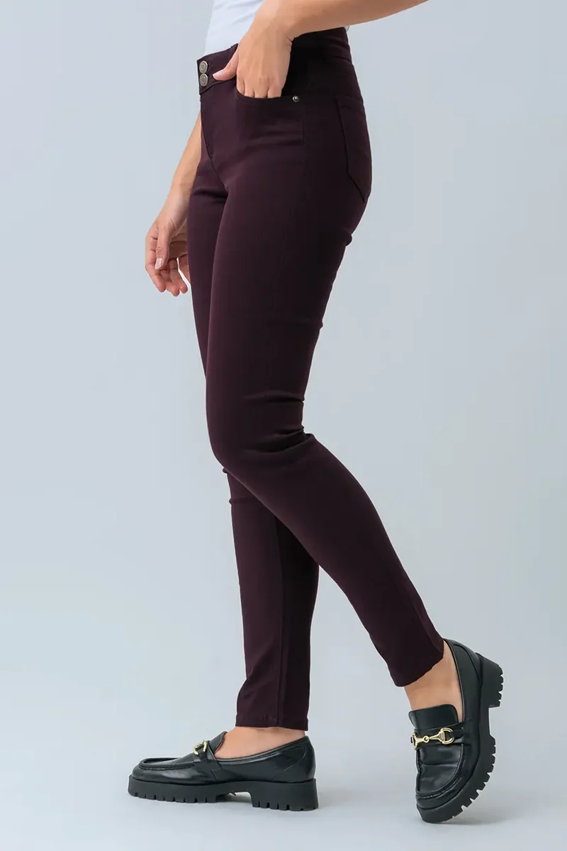 Le jeans étroit coloré sculptant