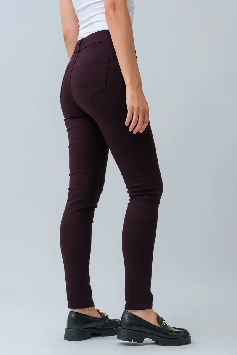 Le jeans étroit coloré sculptant