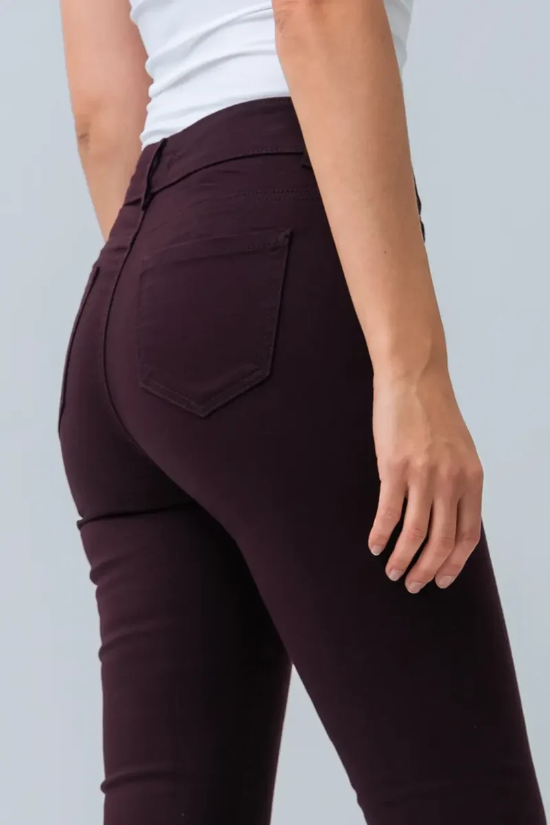 Le jeans étroit coloré sculptant