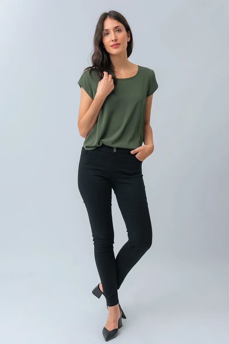 Le jeans étroit coloré sculptant