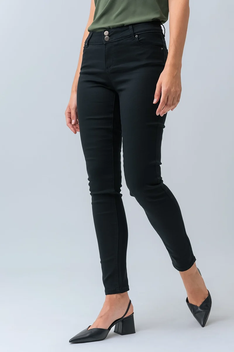 Le jeans étroit coloré sculptant