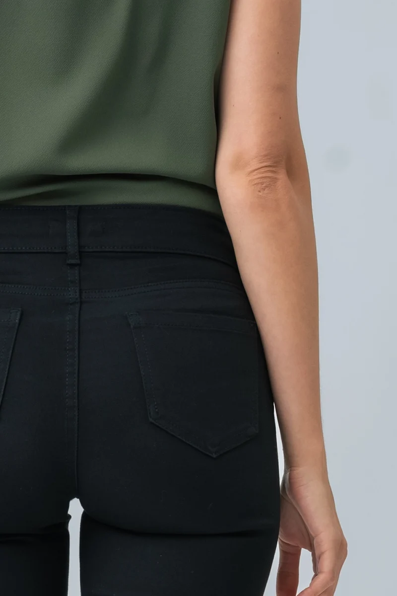 Le jeans étroit coloré sculptant