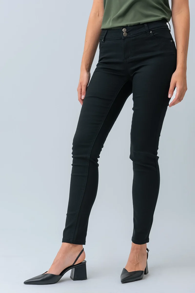 Le jeans étroit coloré sculptant