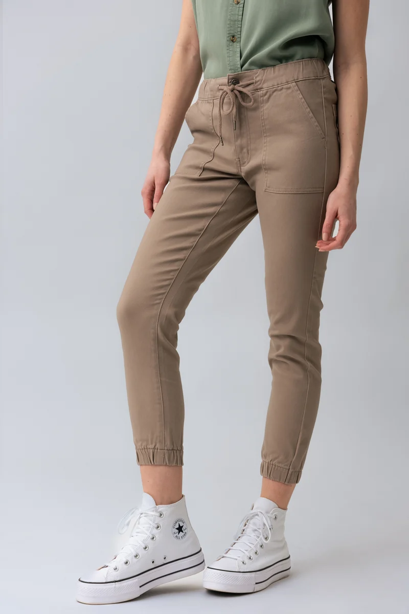 Le jeans jogger de couleur