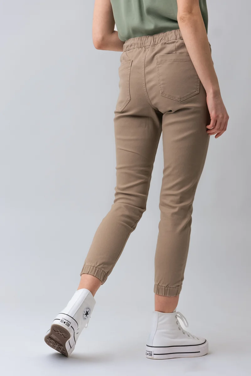 Le jeans jogger de couleur