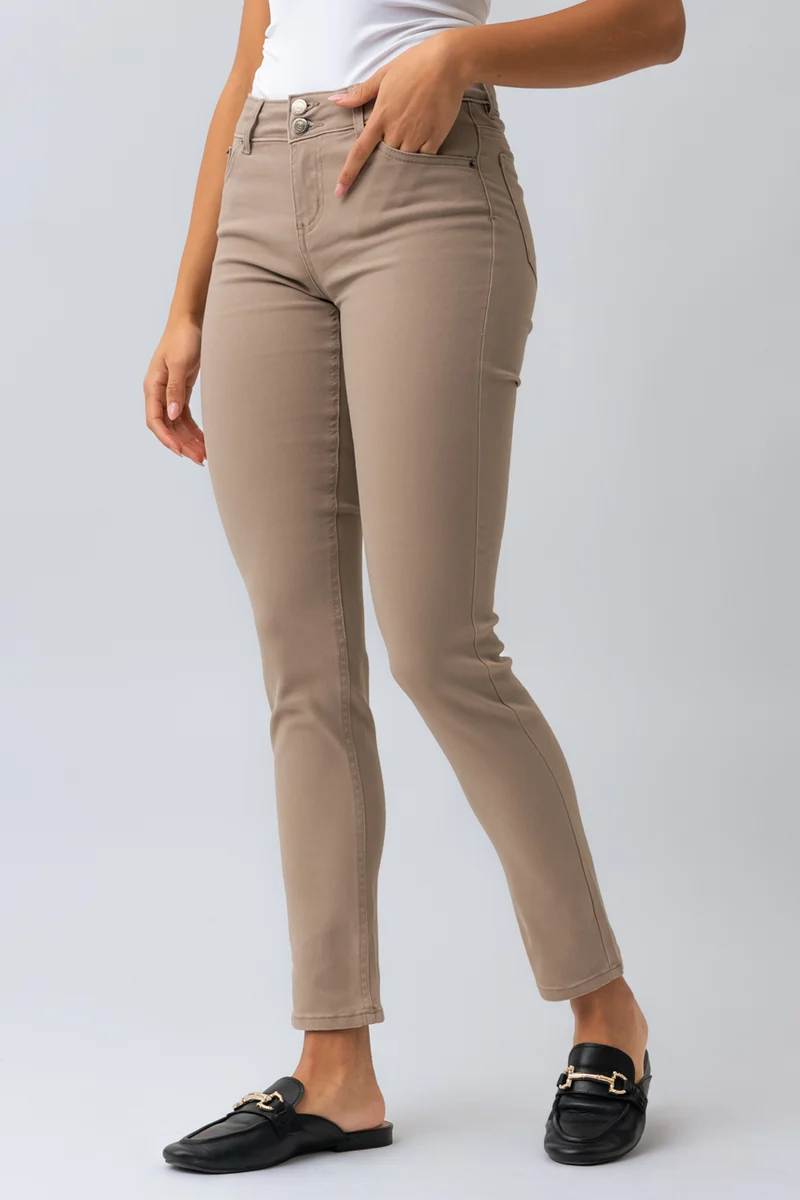 Le jeans étroit coloré sculptant