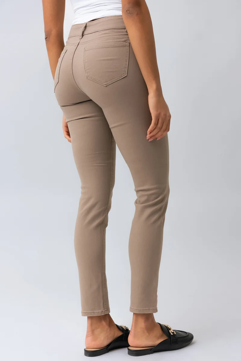 Le jeans étroit coloré sculptant