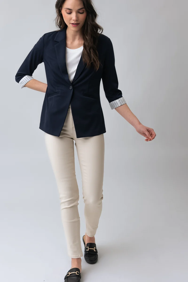 Le jeans étroit coloré sculptant