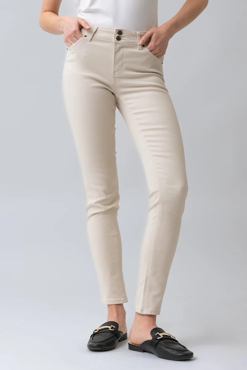 Le jeans étroit coloré sculptant