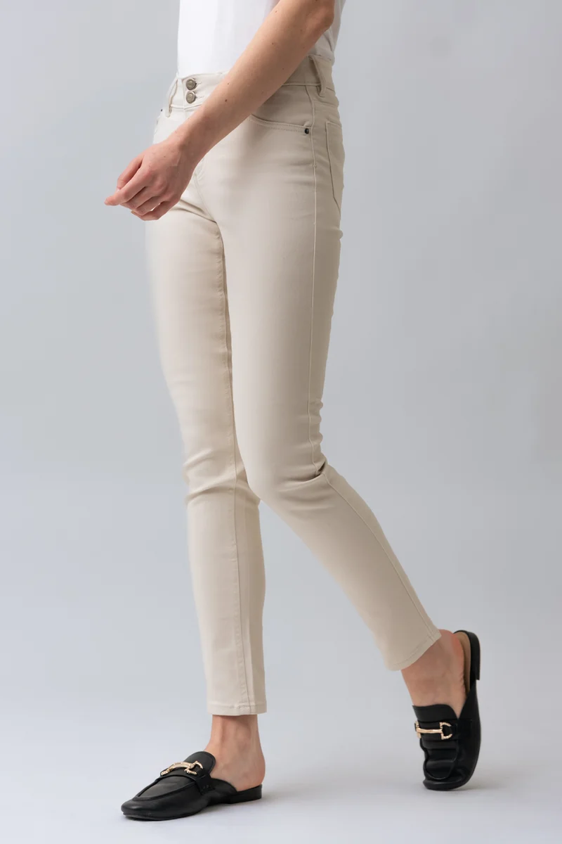 Le jeans étroit coloré sculptant