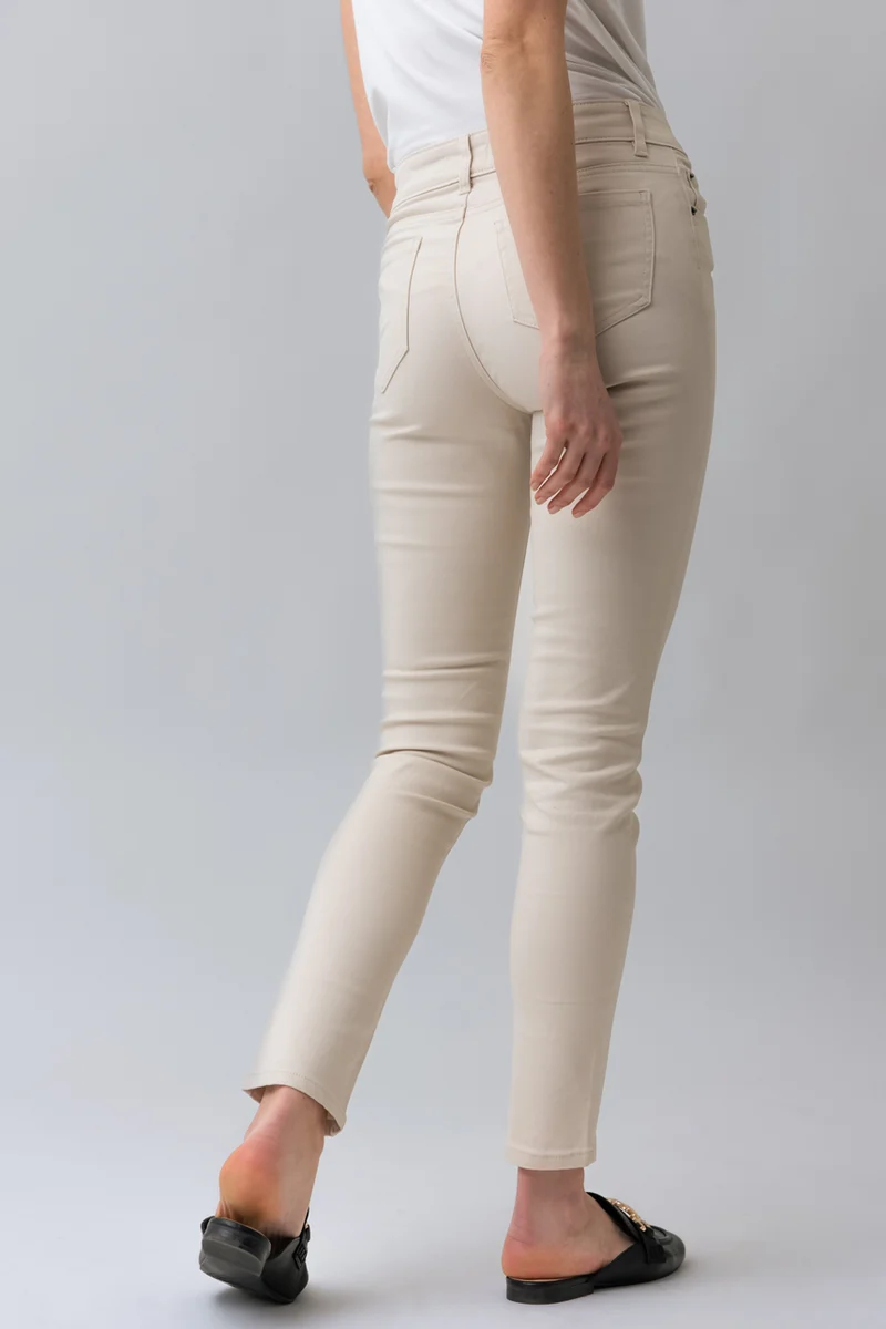 Le jeans étroit coloré sculptant