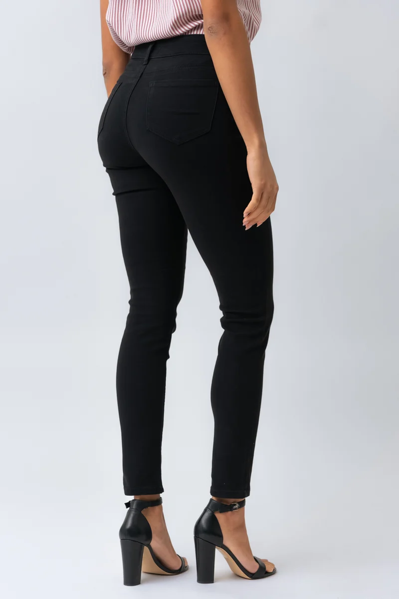 Le jeans étroit coloré sculptant