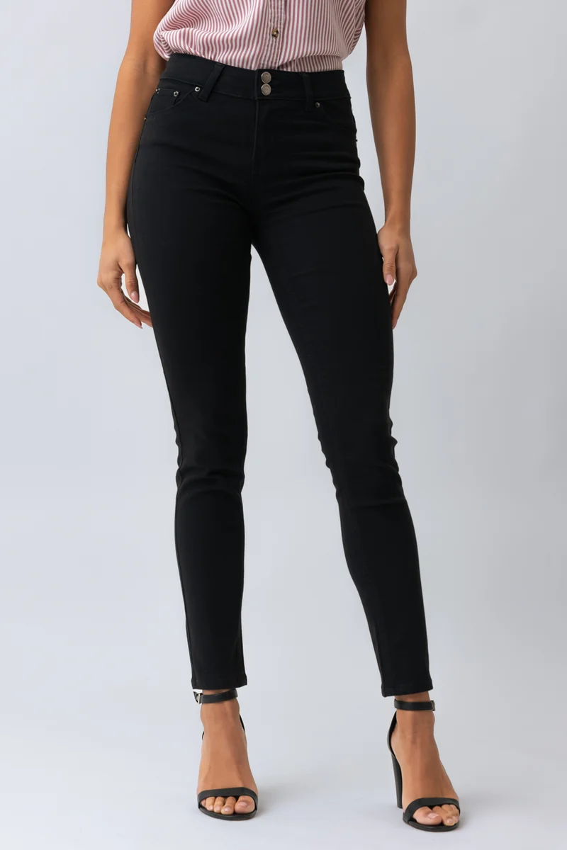 Le jeans étroit coloré sculptant