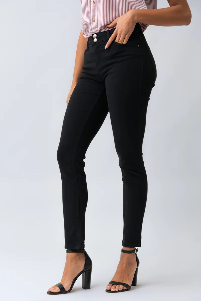 Le jeans étroit coloré sculptant