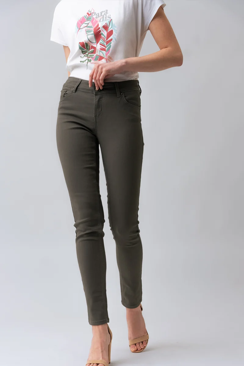 Le jeans étroit coloré sculptant