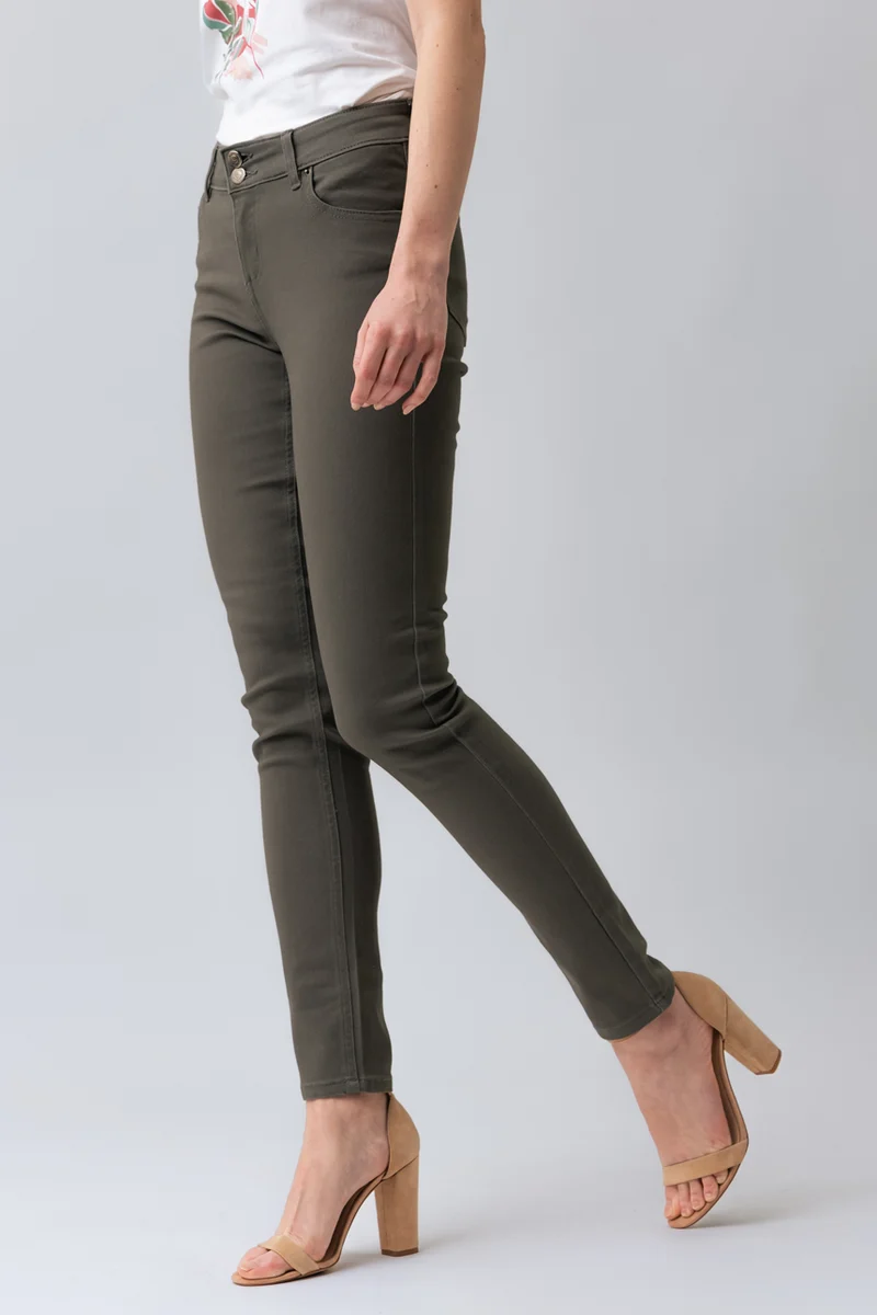 Le jeans étroit coloré sculptant