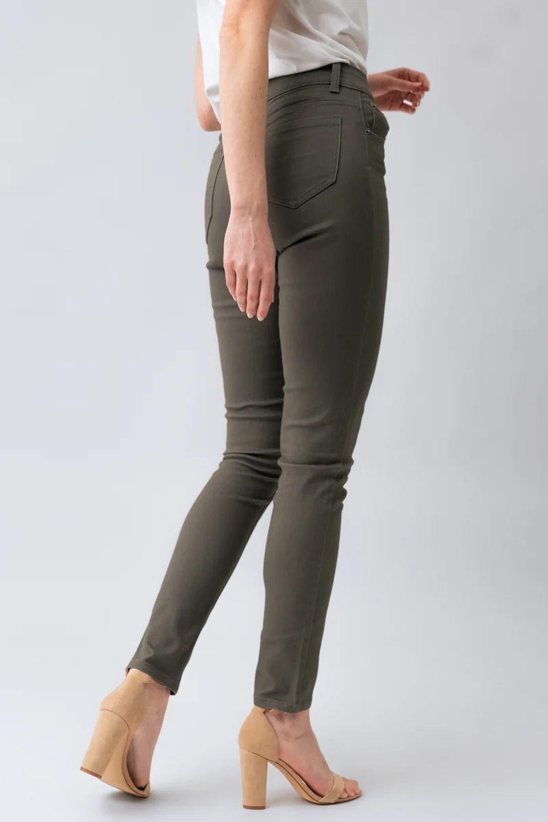 Le jeans étroit coloré sculptant