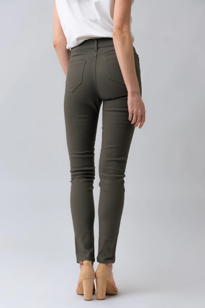 Le jeans étroit coloré sculptant