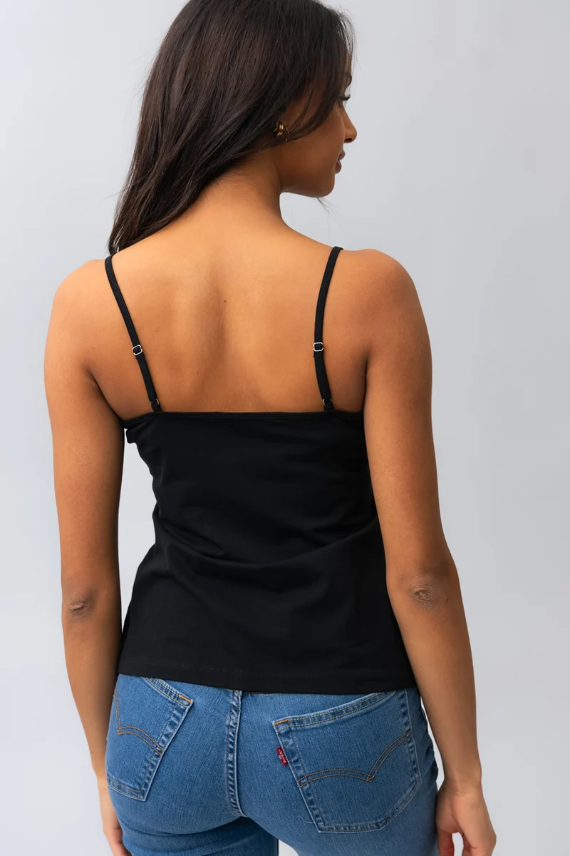La camisole basique bretelles ajustables