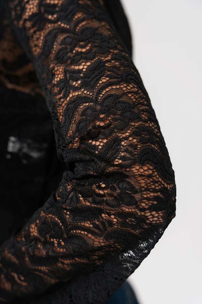 Le boléro de dentelle à nouer
