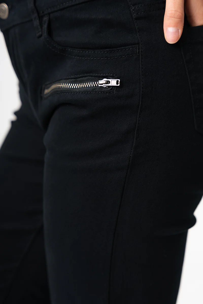 Le jeans droit de couleurs