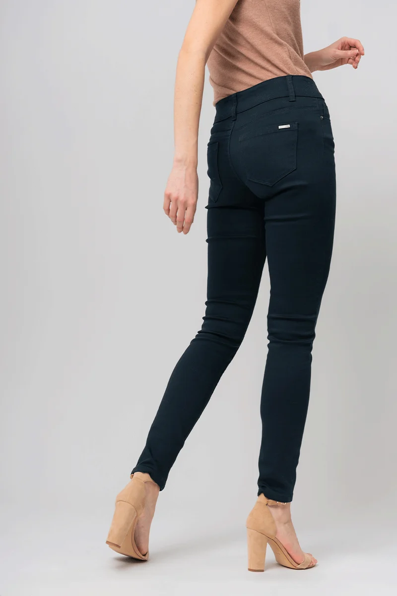 Le jeans étroit sculptant de couleur 2 boutons