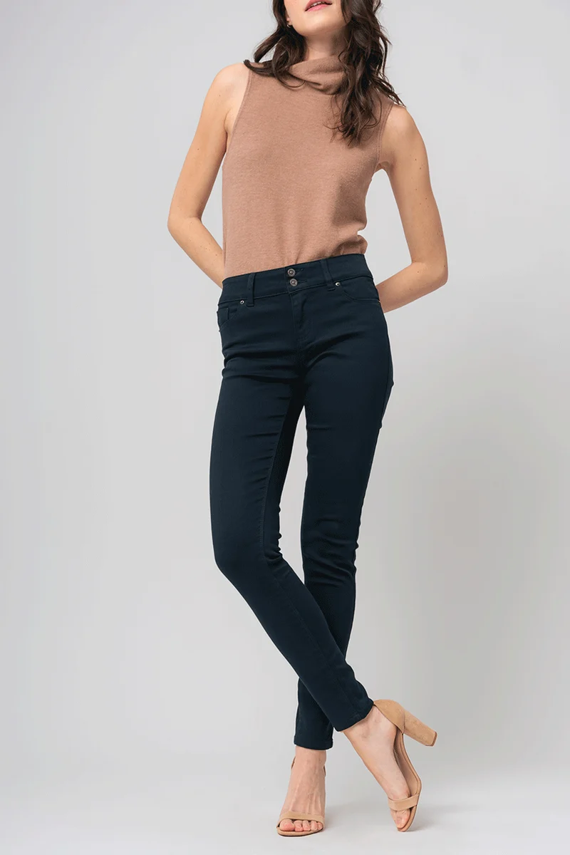 Le jeans étroit sculptant de couleur 2 boutons