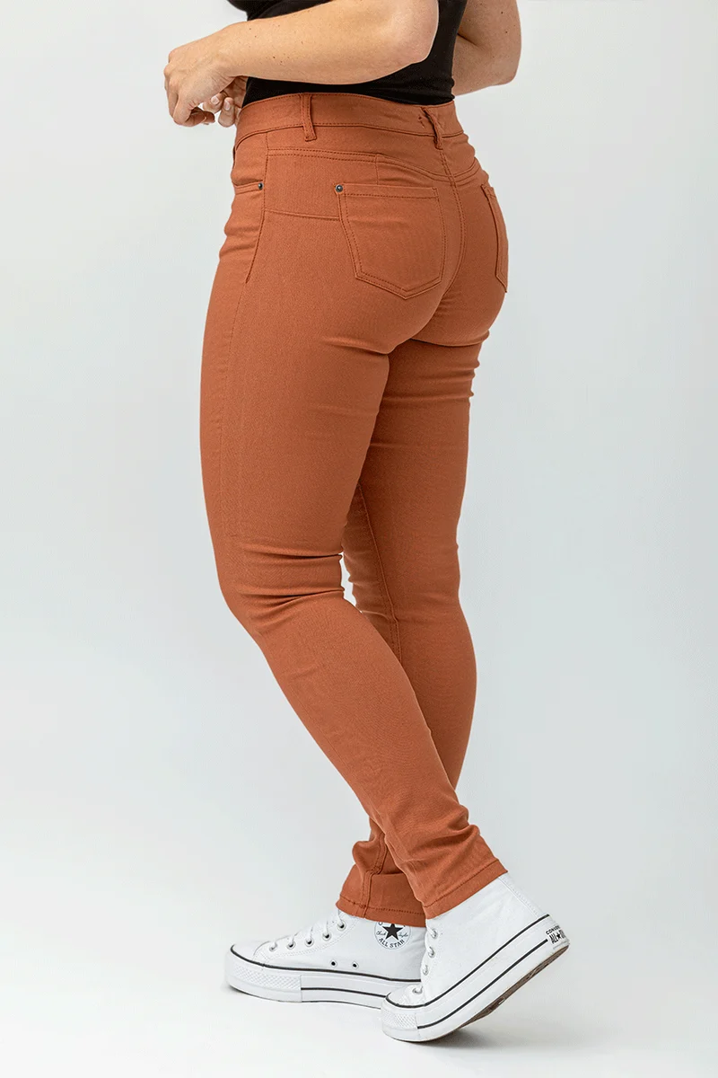 Le jeans étroit sculptant de couleur 2 boutons