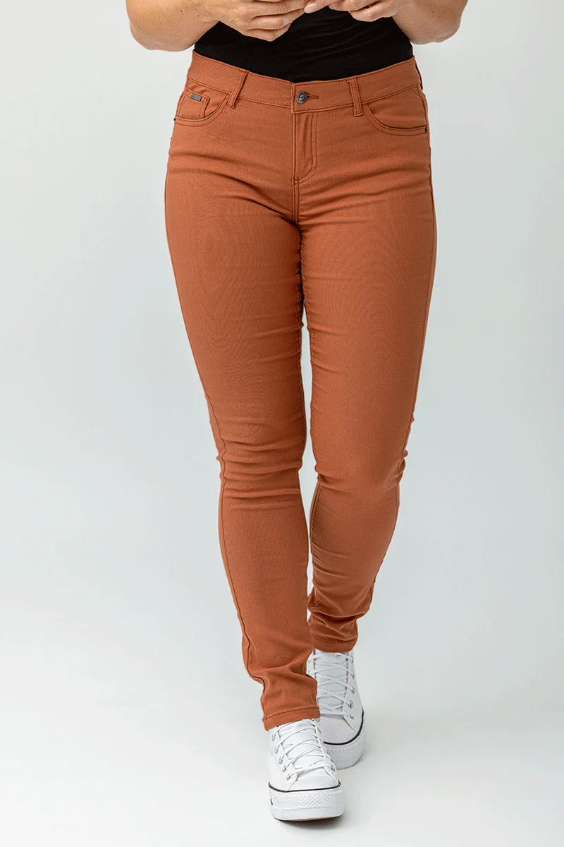 Le jeans étroit sculptant de couleur 2 boutons