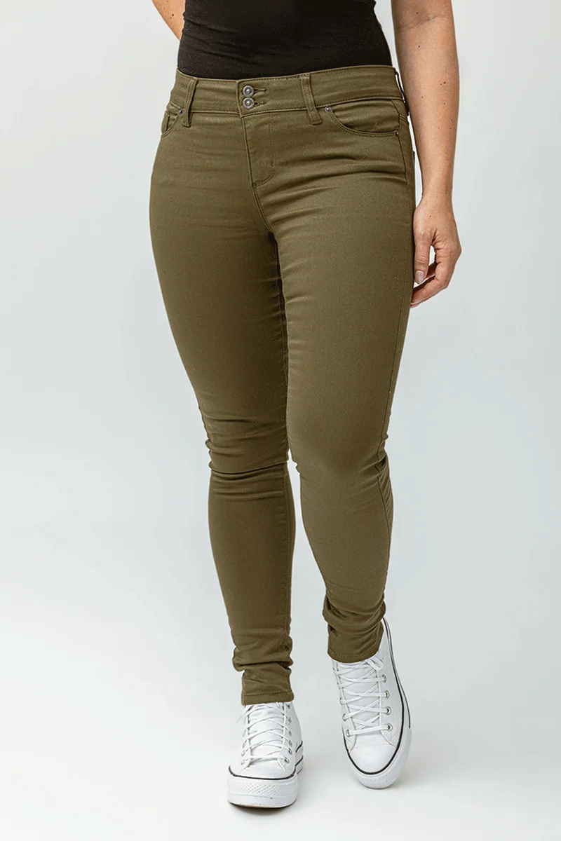 Le jeans étroit sculptant de couleur 2 boutons