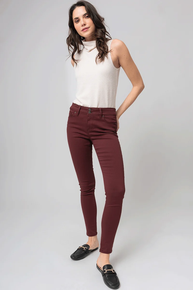 Le jeans étroit sculptant de couleur 2 boutons