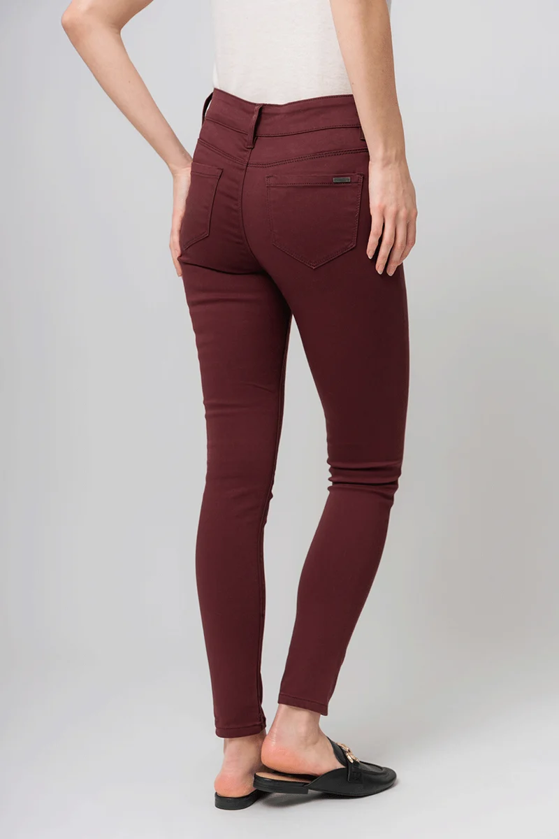 Le jeans étroit sculptant de couleur 2 boutons