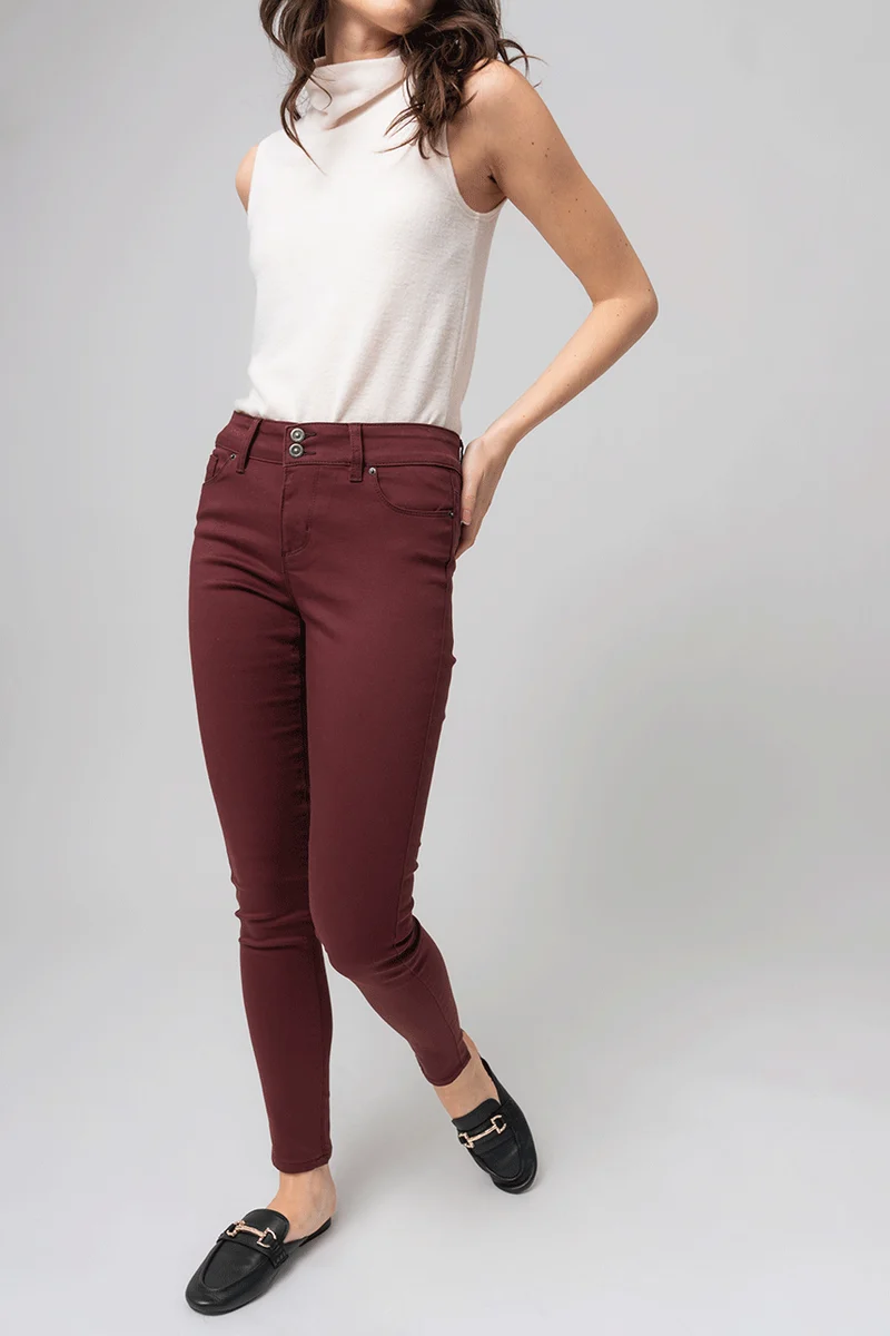 Le jeans étroit sculptant de couleur 2 boutons