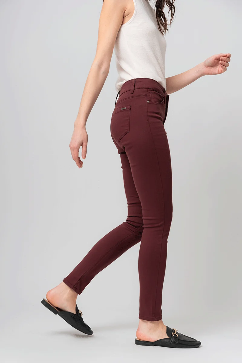 Le jeans étroit sculptant de couleur 2 boutons