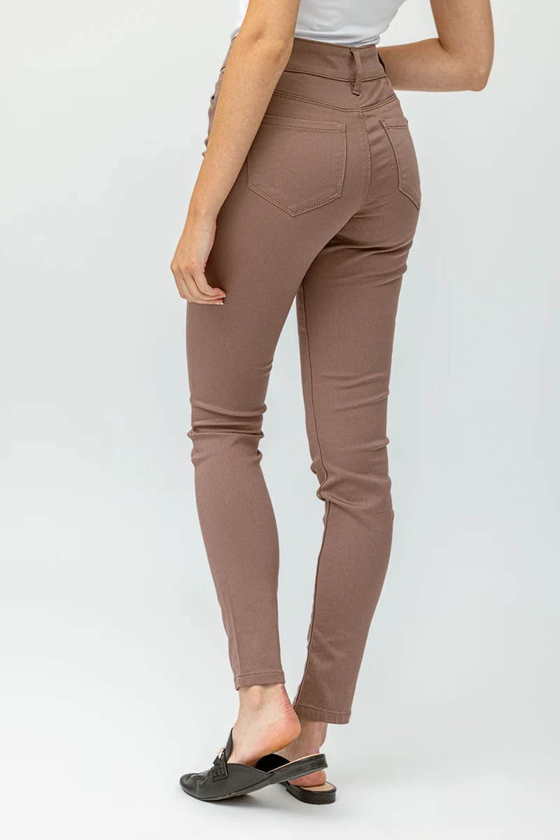 Le jeans étroit sculptant de couleur 2 boutons