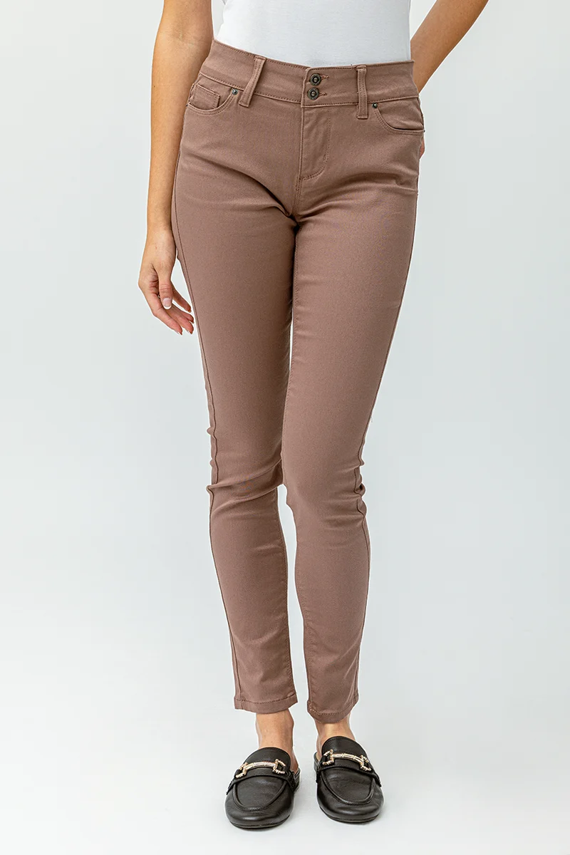 Le jeans étroit sculptant de couleur 2 boutons