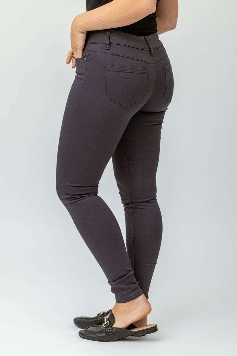 Le jeans étroit sculptant de couleur 2 boutons