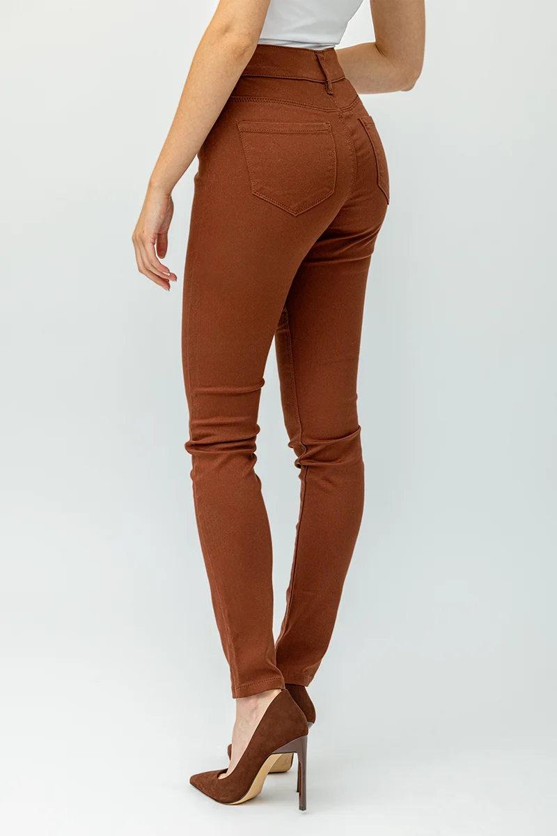Le jeans étroit sculptant de couleur 2 boutons